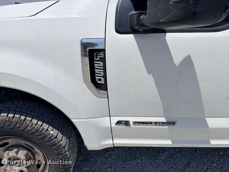 image for item DU1529 2017 Ford F250 Super Duty Crew Cab pickup truck
