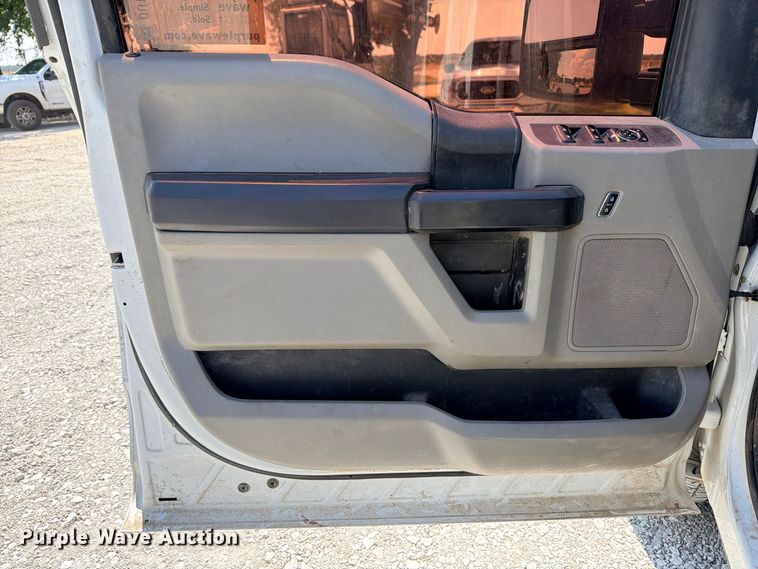 image for item DU1529 2017 Ford F250 Super Duty Crew Cab pickup truck