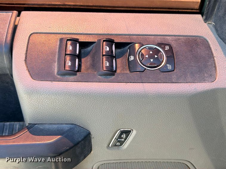 image for item DU1529 2017 Ford F250 Super Duty Crew Cab pickup truck