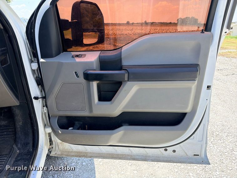 image for item DU1529 2017 Ford F250 Super Duty Crew Cab pickup truck