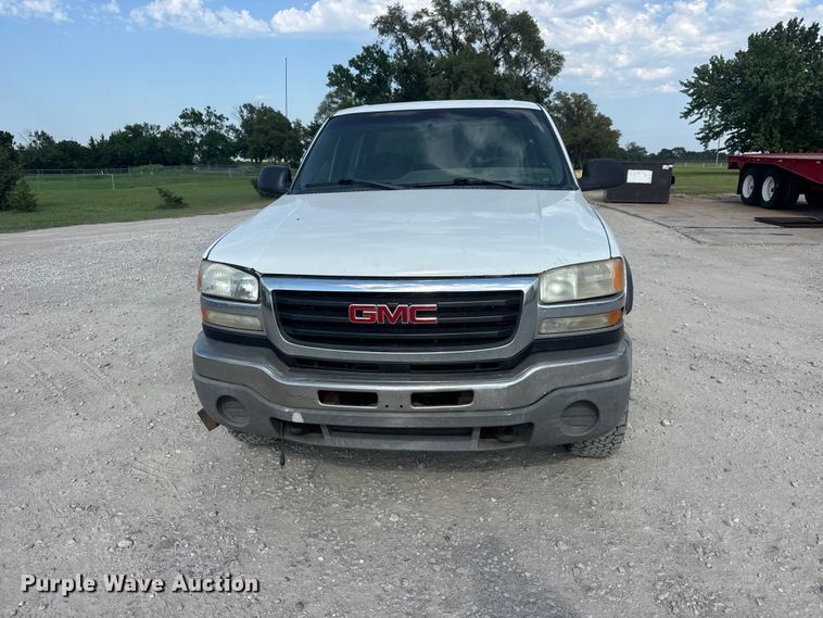 image for item DW6771 2004 GMC Sierra 2500HD Crew Cab pickup truck