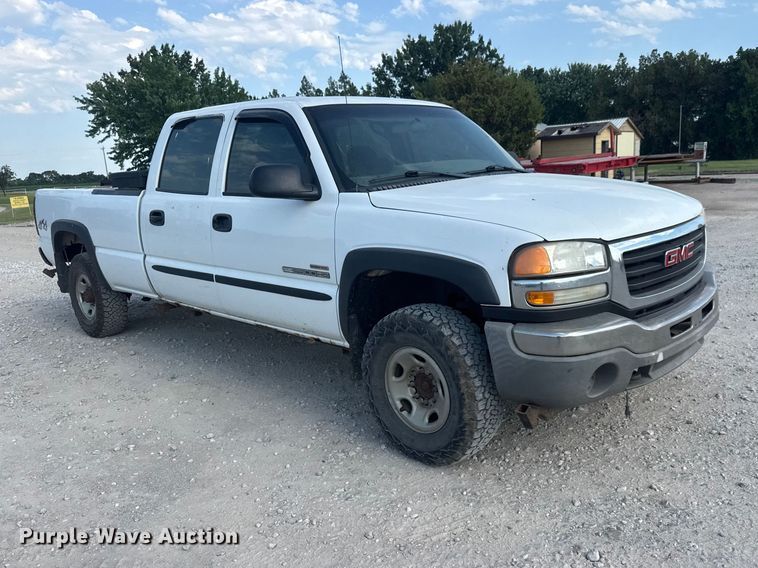 image for item DW6771 2004 GMC Sierra 2500HD Crew Cab pickup truck