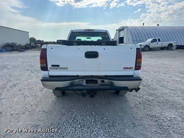 image for item DW6771 2004 GMC Sierra 2500HD Crew Cab pickup truck