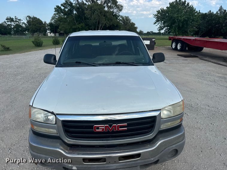 image for item DW6771 2004 GMC Sierra 2500HD Crew Cab pickup truck
