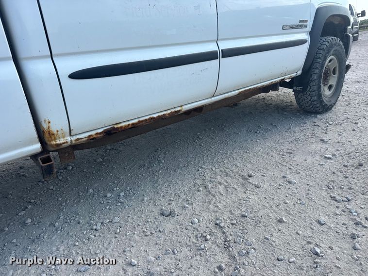 image for item DW6771 2004 GMC Sierra 2500HD Crew Cab pickup truck