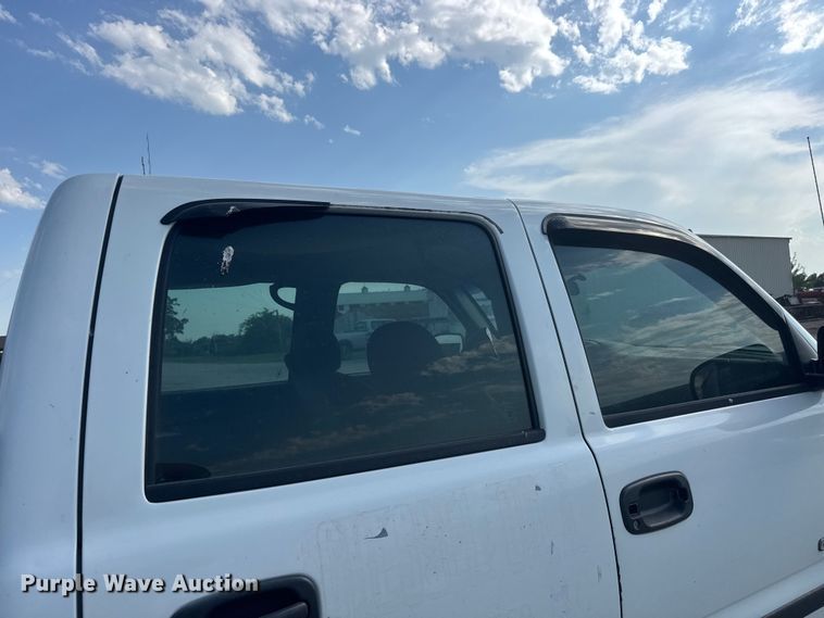 image for item DW6771 2004 GMC Sierra 2500HD Crew Cab pickup truck