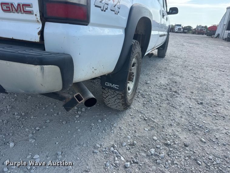 image for item DW6771 2004 GMC Sierra 2500HD Crew Cab pickup truck
