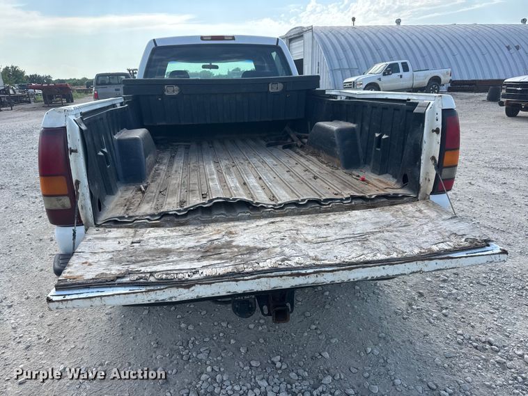 image for item DW6771 2004 GMC Sierra 2500HD Crew Cab pickup truck