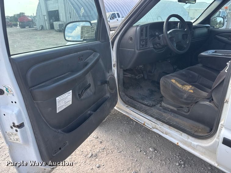 image for item DW6771 2004 GMC Sierra 2500HD Crew Cab pickup truck