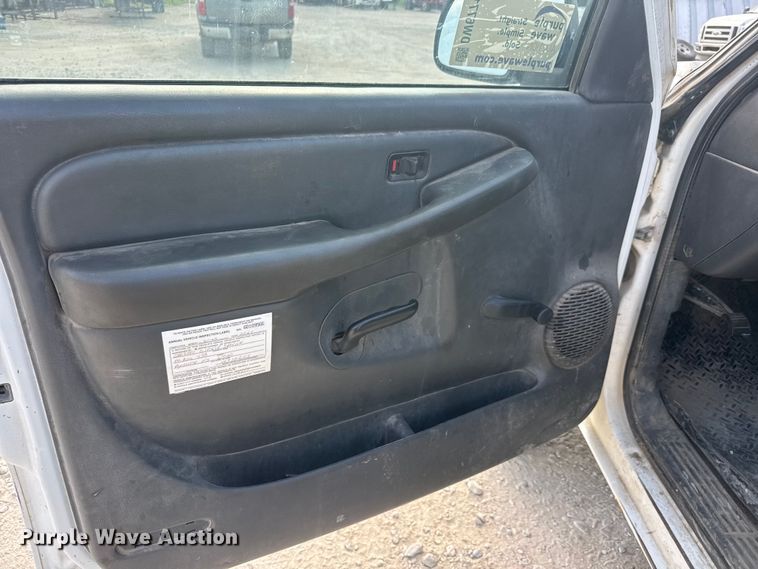 image for item DW6771 2004 GMC Sierra 2500HD Crew Cab pickup truck