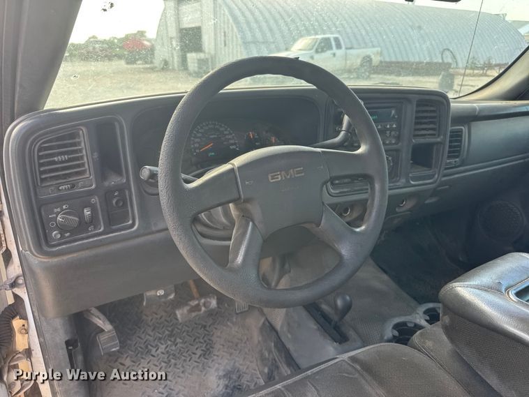 image for item DW6771 2004 GMC Sierra 2500HD Crew Cab pickup truck