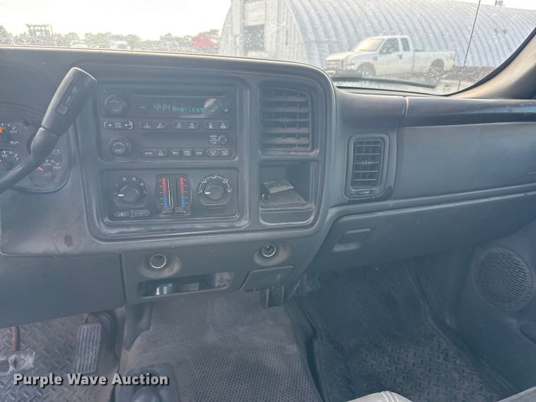 image for item DW6771 2004 GMC Sierra 2500HD Crew Cab pickup truck
