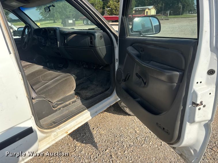 image for item DW6771 2004 GMC Sierra 2500HD Crew Cab pickup truck