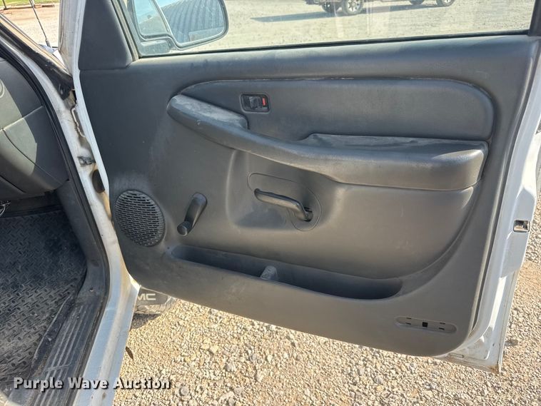 image for item DW6771 2004 GMC Sierra 2500HD Crew Cab pickup truck