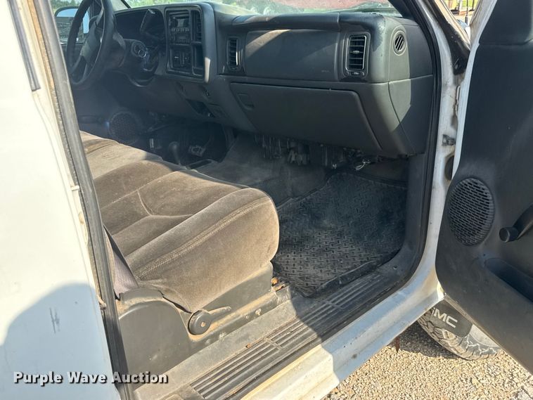 image for item DW6771 2004 GMC Sierra 2500HD Crew Cab pickup truck