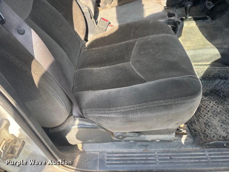 image for item DW6771 2004 GMC Sierra 2500HD Crew Cab pickup truck