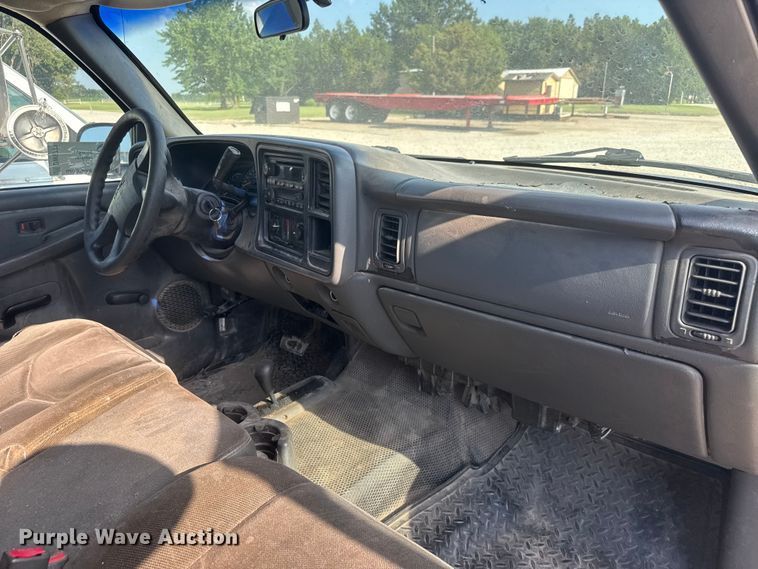 image for item DW6771 2004 GMC Sierra 2500HD Crew Cab pickup truck
