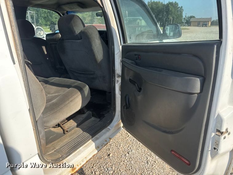 image for item DW6771 2004 GMC Sierra 2500HD Crew Cab pickup truck