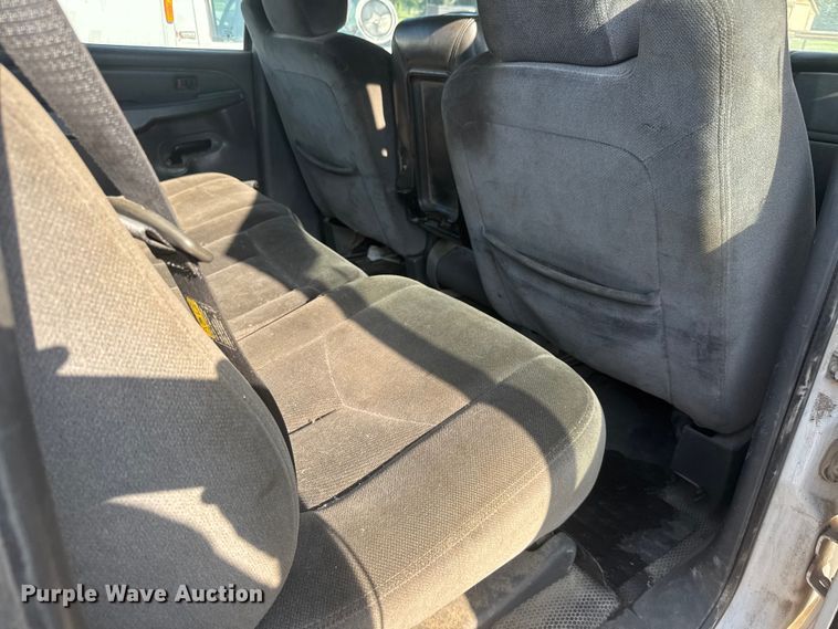 image for item DW6771 2004 GMC Sierra 2500HD Crew Cab pickup truck