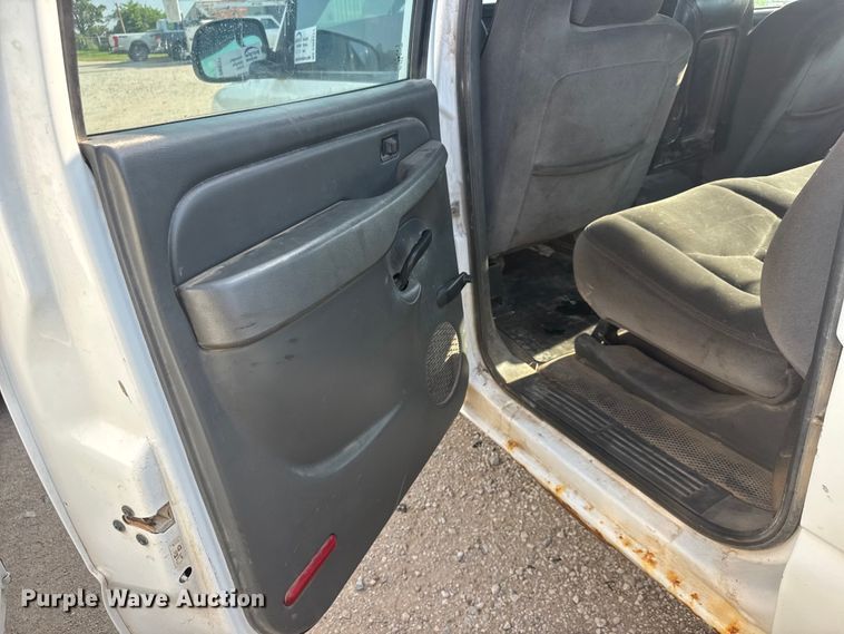 image for item DW6771 2004 GMC Sierra 2500HD Crew Cab pickup truck