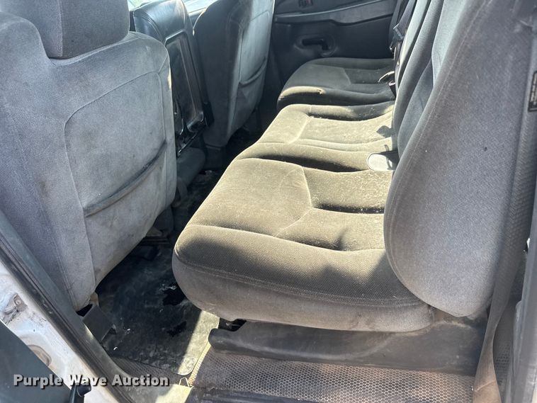image for item DW6771 2004 GMC Sierra 2500HD Crew Cab pickup truck