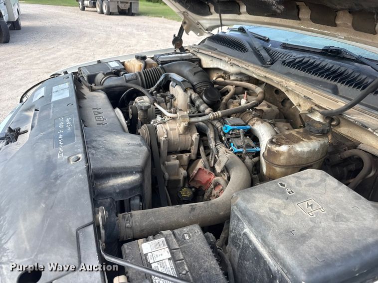 image for item DW6771 2004 GMC Sierra 2500HD Crew Cab pickup truck