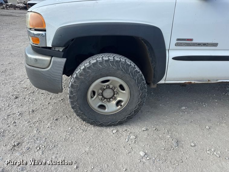 image for item DW6771 2004 GMC Sierra 2500HD Crew Cab pickup truck