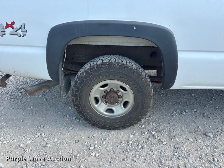 image for item DW6771 2004 GMC Sierra 2500HD Crew Cab pickup truck