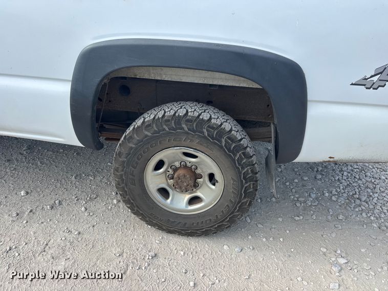 image for item DW6771 2004 GMC Sierra 2500HD Crew Cab pickup truck