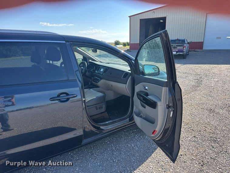 image for item DY3245 2015 Kia Sedona van