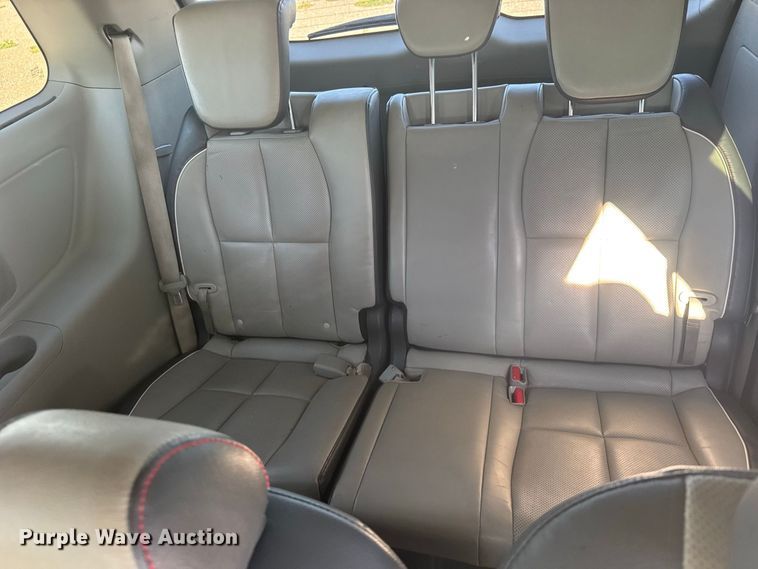 image for item DY3245 2015 Kia Sedona van
