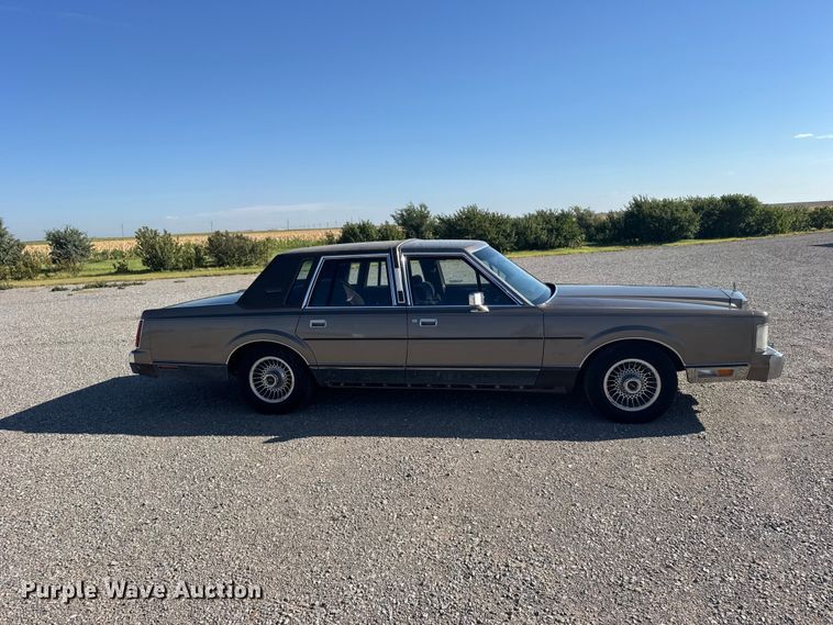 image for item DY3246 1985 Lincoln Town Car 