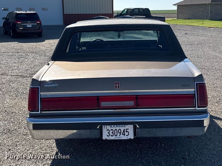 image for item DY3246 1985 Lincoln Town Car 