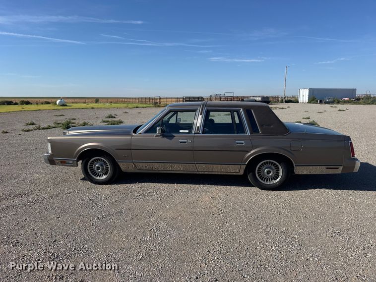 image for item DY3246 1985 Lincoln Town Car 