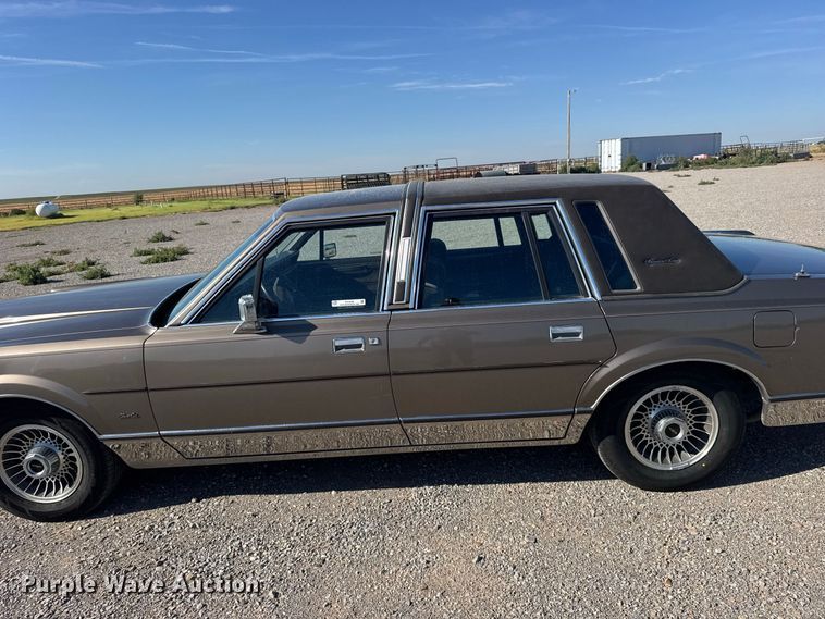 image for item DY3246 1985 Lincoln Town Car 