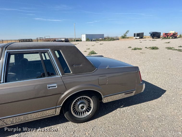image for item DY3246 1985 Lincoln Town Car 