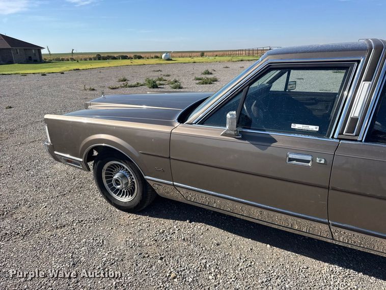 image for item DY3246 1985 Lincoln Town Car 