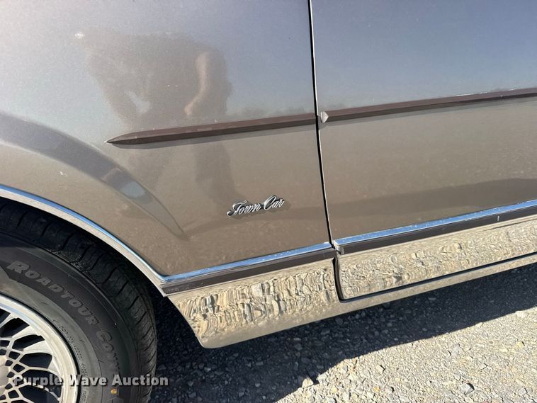 image for item DY3246 1985 Lincoln Town Car 