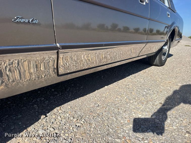 image for item DY3246 1985 Lincoln Town Car 