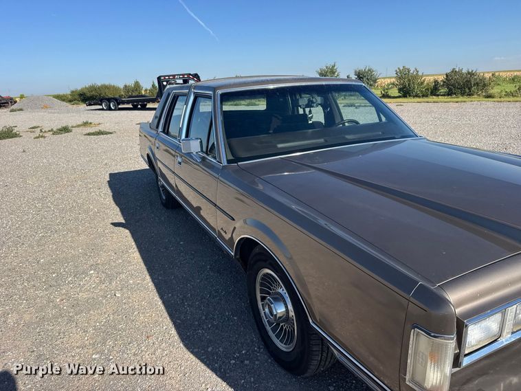 image for item DY3246 1985 Lincoln Town Car 