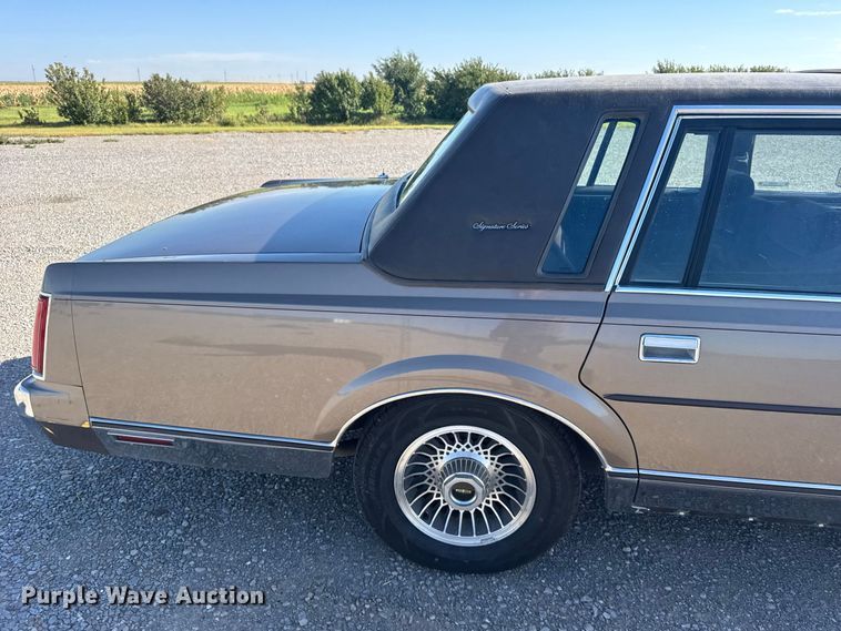 image for item DY3246 1985 Lincoln Town Car 