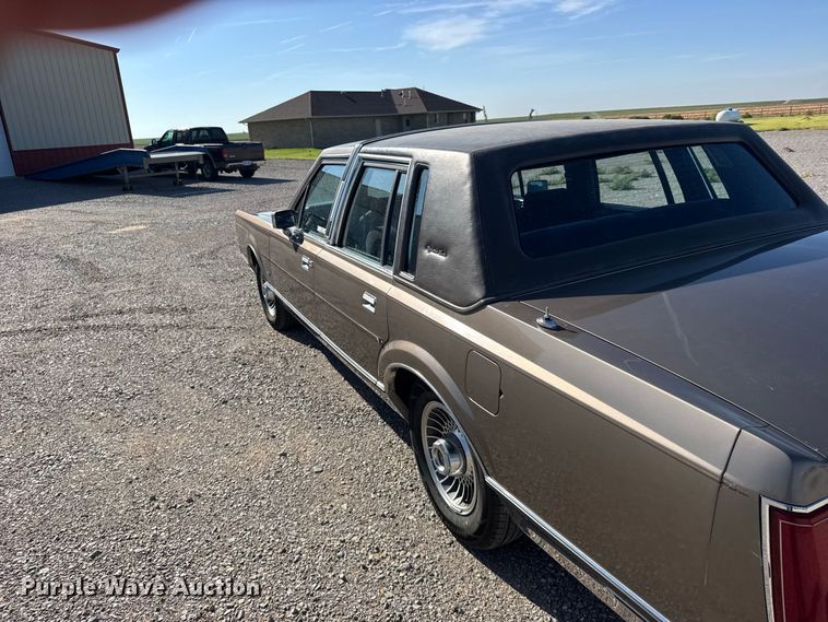 image for item DY3246 1985 Lincoln Town Car 