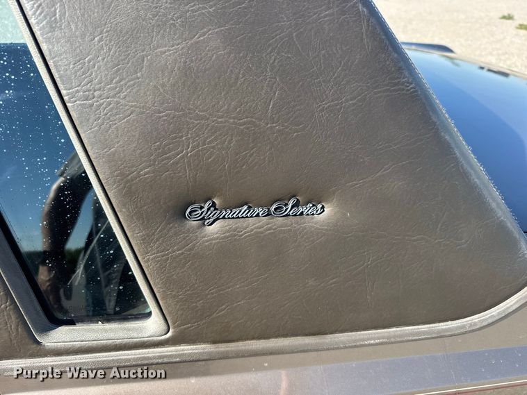 image for item DY3246 1985 Lincoln Town Car 