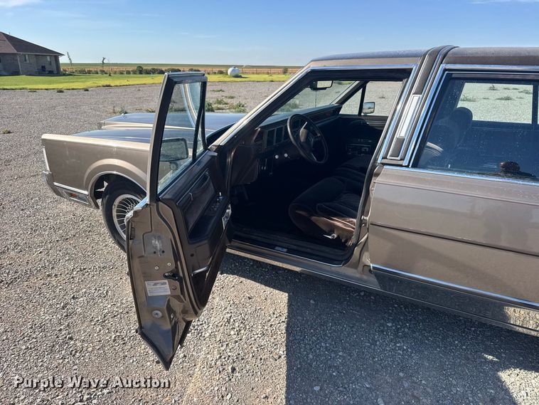 image for item DY3246 1985 Lincoln Town Car 