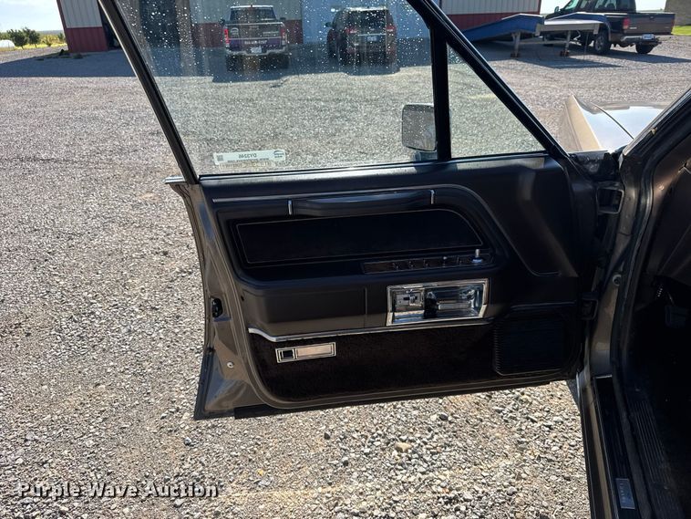 image for item DY3246 1985 Lincoln Town Car 