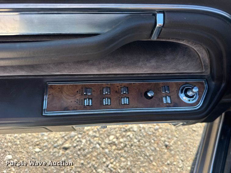 image for item DY3246 1985 Lincoln Town Car 