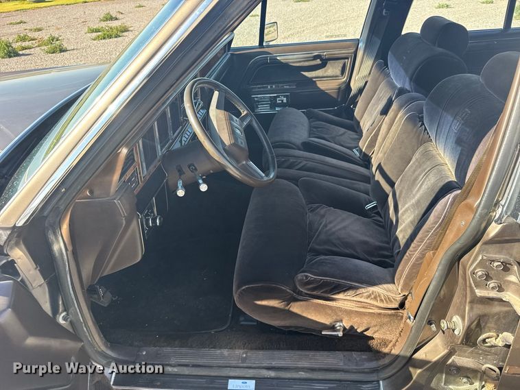 image for item DY3246 1985 Lincoln Town Car 