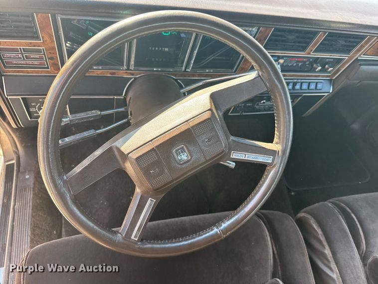 image for item DY3246 1985 Lincoln Town Car 