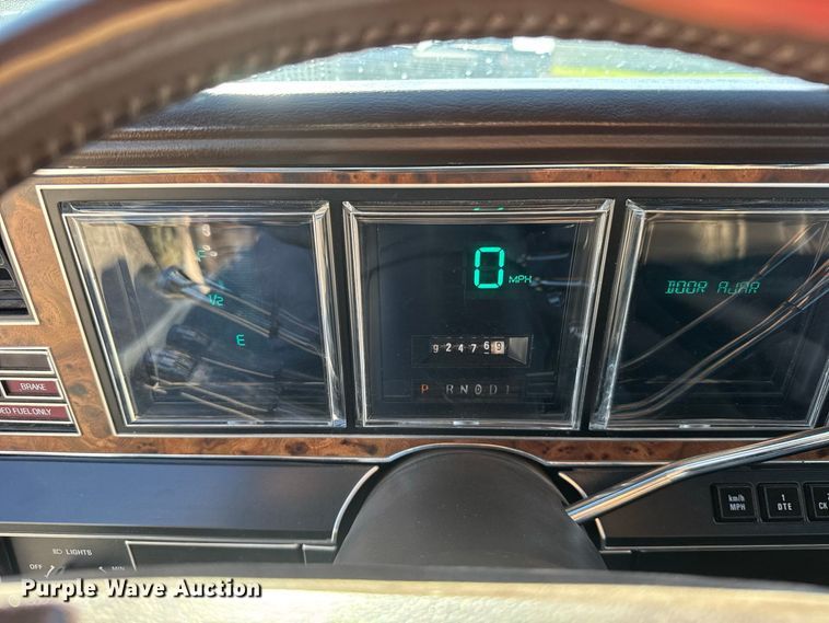 image for item DY3246 1985 Lincoln Town Car 
