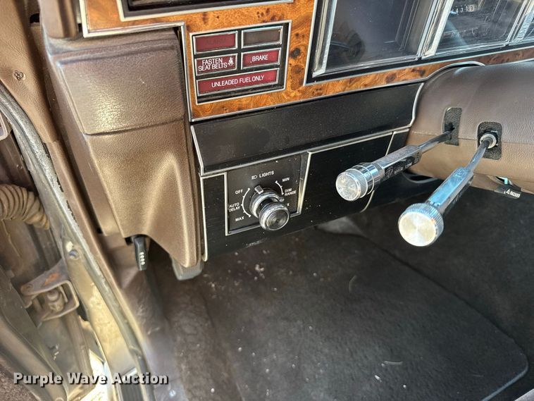 image for item DY3246 1985 Lincoln Town Car 